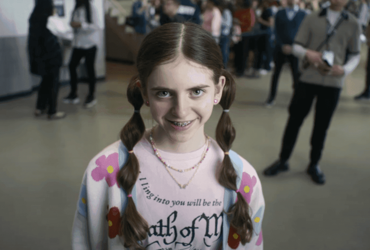 „Uśmiechnij się 2” – świetny horror, który mąci widzowi w głowie [RECENZJA]