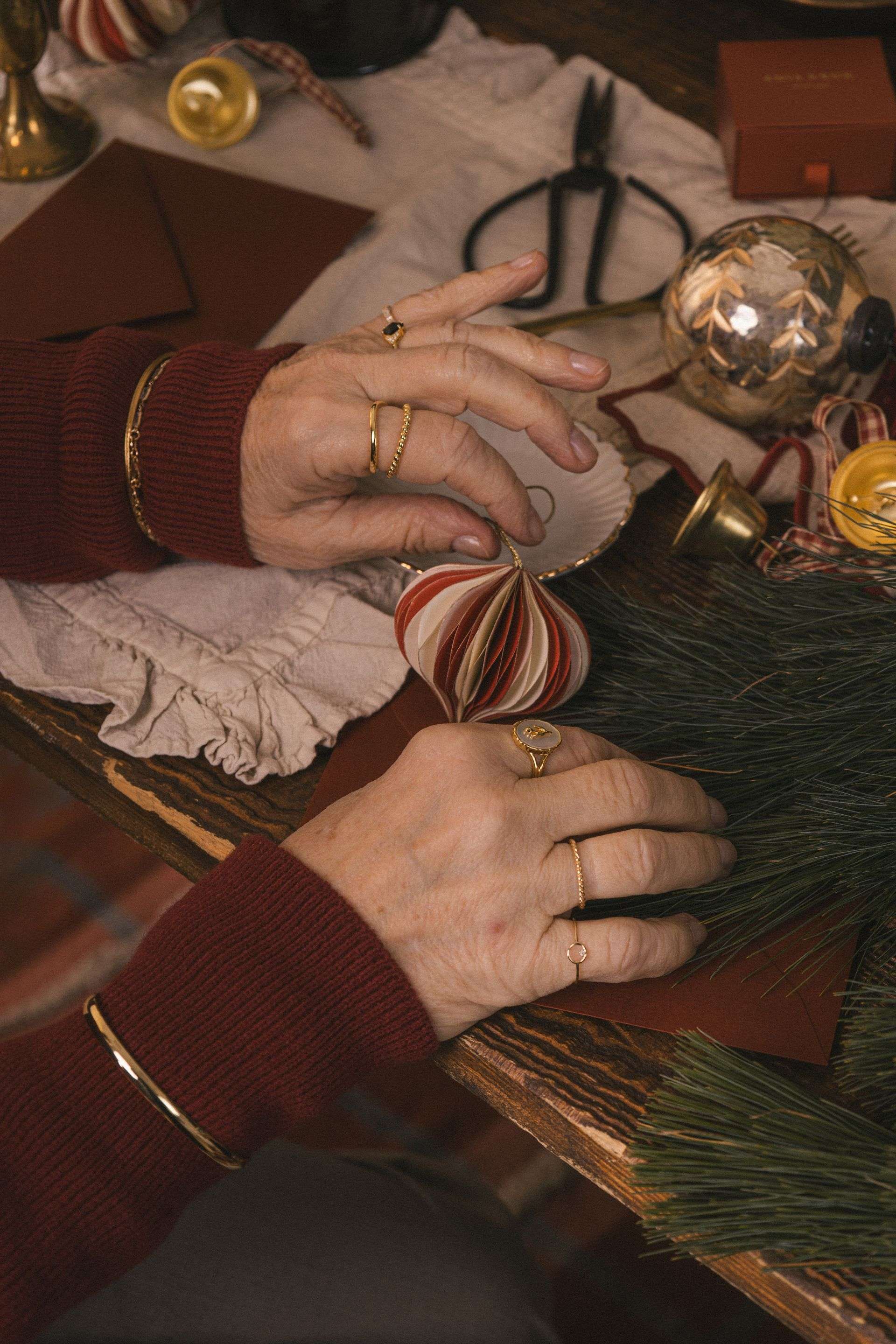 Biżuteria pod choinkę. Wybraliśmy najpiękniejsze elementy, które Twoi bliscy będą nosić z sentymentem (i radością!)