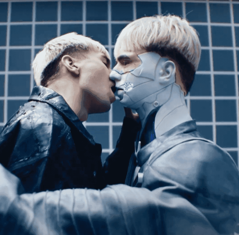 Mata całuje się z samym sobą i zapowiada futurystyczną trasę koncertową [WIDEO]