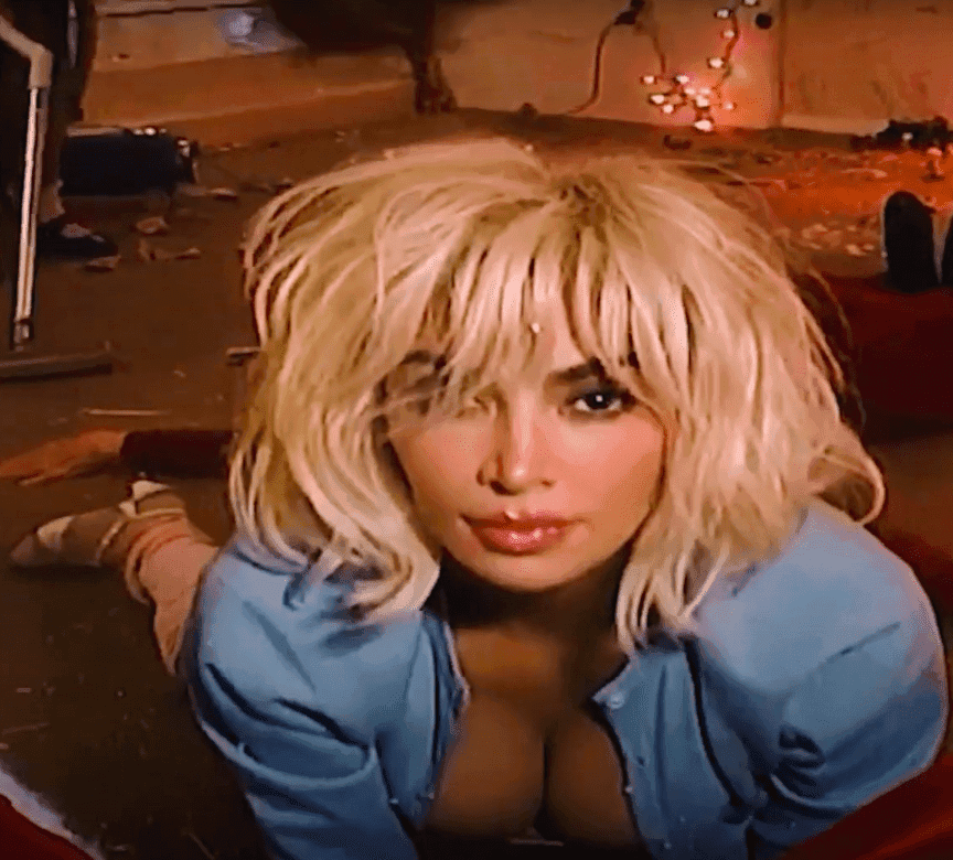 Kim Kardashian w dziwnym, ale seksownym coverze „Santa Baby”. Gościnnie Macaulay Culkin [WIDEO]