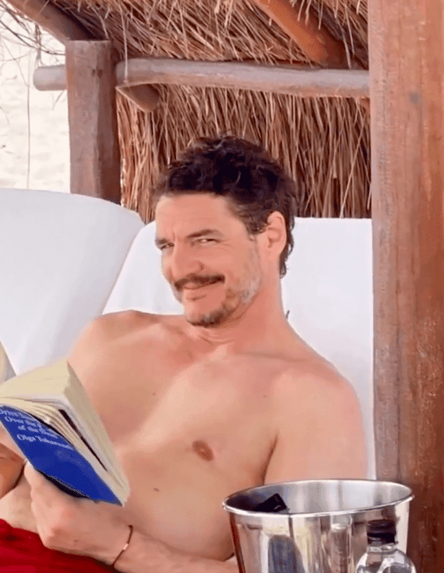 Boski Pedro Pascal czyta książkę Olgi Tokarczuk na plaży [WIDEO]