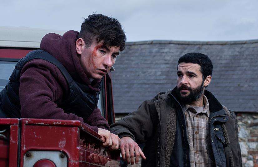 Irlandia, piekło na farmie i nowy ulubieniec kina. Niepokojący zwiastun filmu z Barrym Keoghanem, „Bring Them Down”