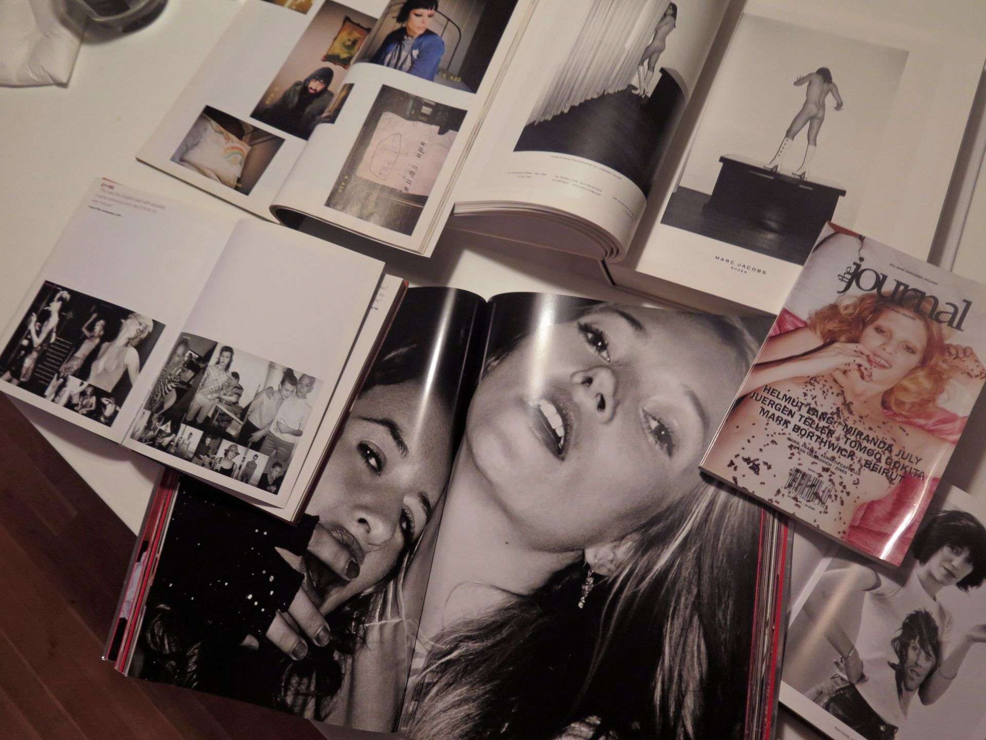 [Z archiwum K MAG] Wychudzone dziewczyny w porwanych ciuchach i rozmazanym makijażu. Problem z heroin chic