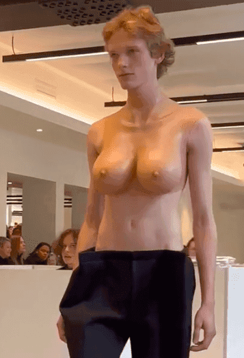 Model ze sztucznymi piersiami na Paris Fashion Week. O tym pokazie mówią wszyscy [WIDEO]