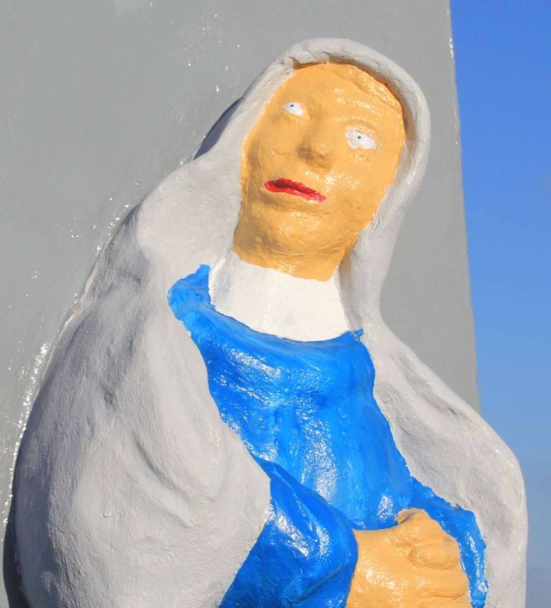 Cały świat mówi o nieudanej renowacji śląskiej kapliczki. „Matka Boska Simpsonowska”