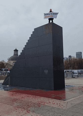 Aktywista oblał „krwią” Schody Smoleńskie. „I już do sądu z tym baranem” [WIDEO]