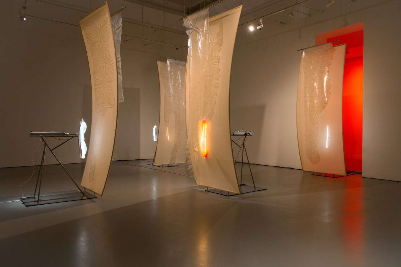 Granice materii: rzeźby kinetyczne „Progi/ Thresholds” w Zachęcie