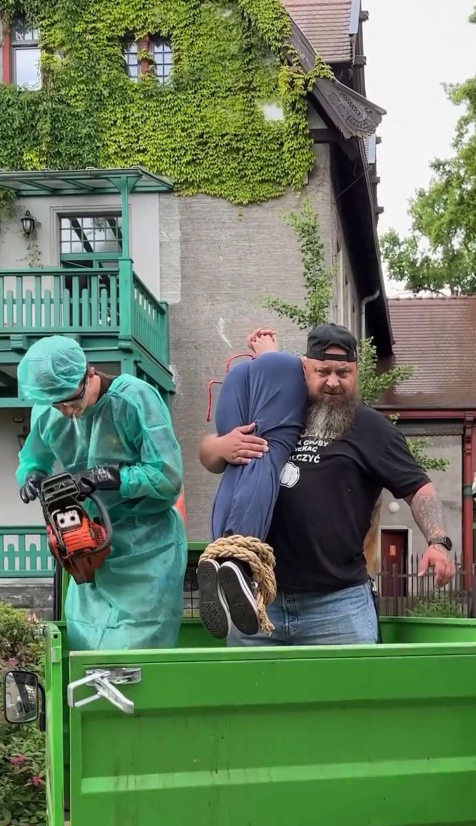 Wrocławskie zoo podbija Internet. Jakie są skutki dokarmiania zwierząt? [WIDEO]