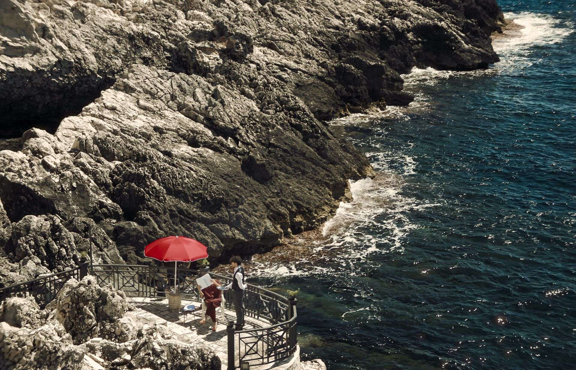 Najpiękniejsze momenty nie muszą być planowane. Koniec wakacji spędzamy jak Jonathan Bailey – na lekkich i spontanicznych spotkaniach