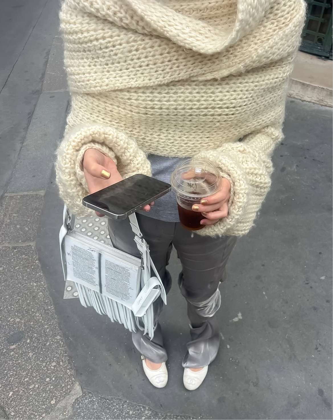 Moda na książki – czytanie performatywne na wybiegu Nicolasa Skovgaarda i klub literacki Miu Miu