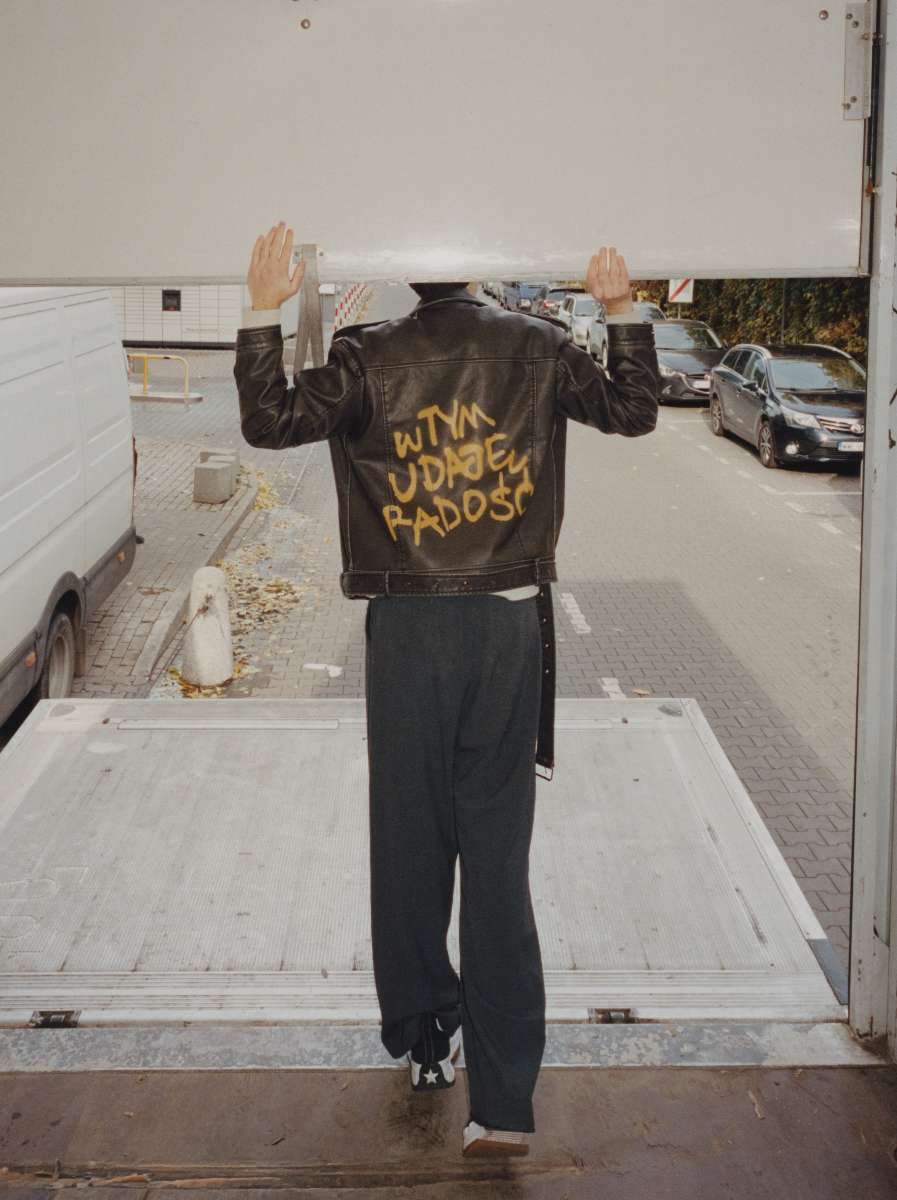 Pod kapturem skrywam lęk. Answear.com obala mity wokół zdrowia psychicznego mężczyzn