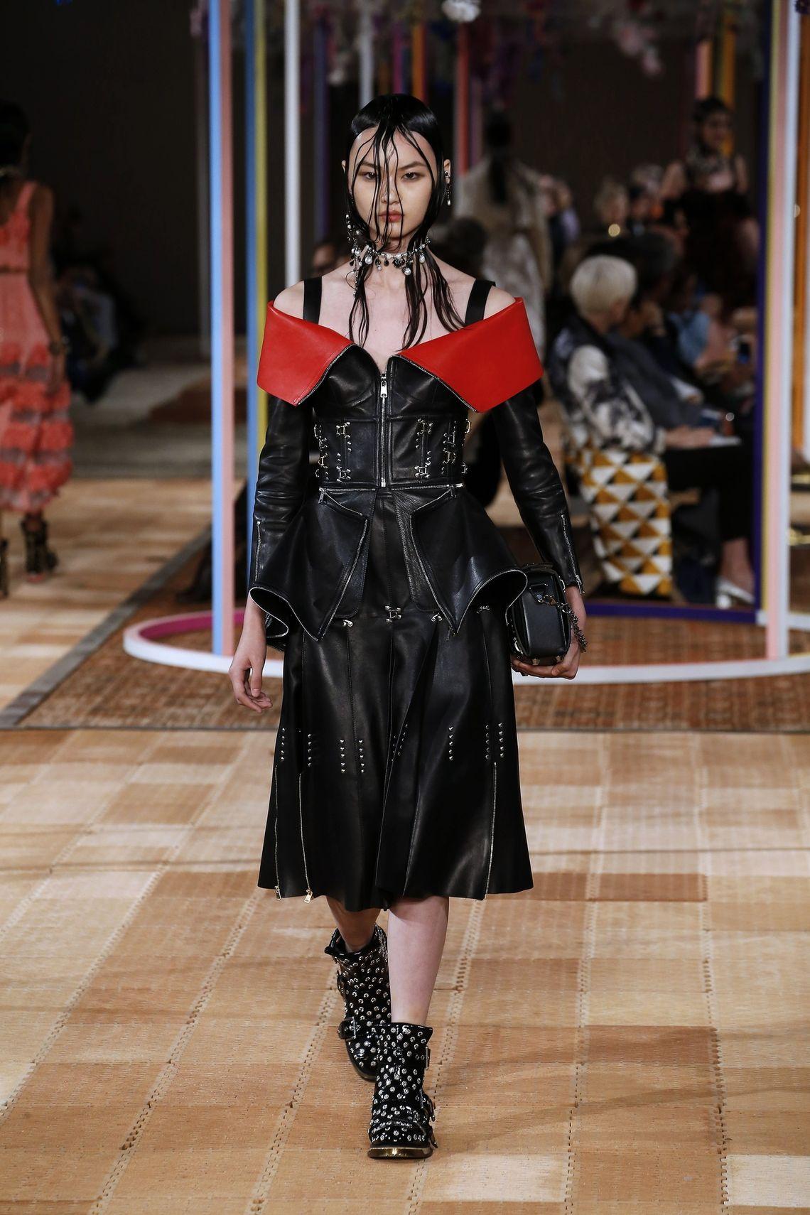 W tym pokazie było coś z bajki i coś z pornografii. Piękny pokaz Alexandra McQueena