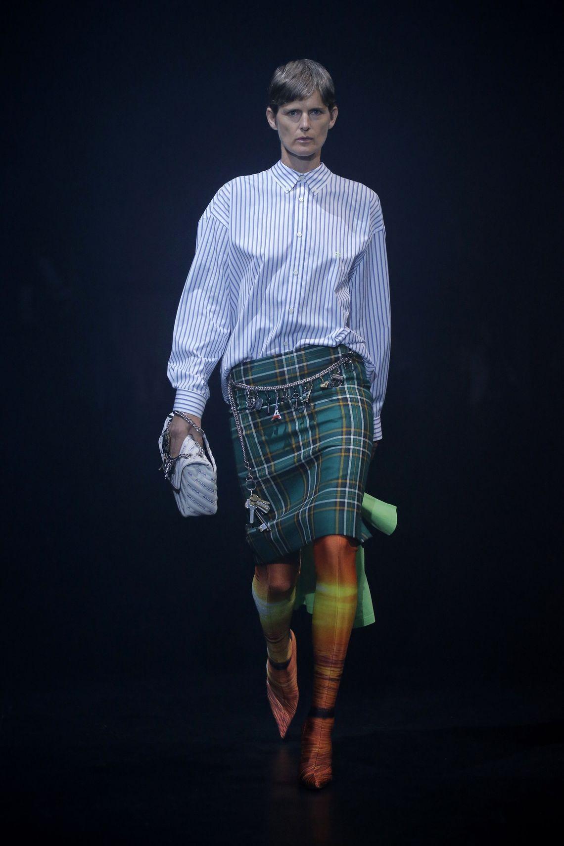 Sukienki w pieniądze i crocsy na platformie. Demna Gvasalia szaleje za sterami Balenciagi