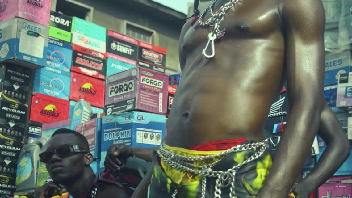 Ten film mody powstał w Nigerii, w zapierającym dech w piersiach Lagosie. Pokazuje różne oblicza męskości