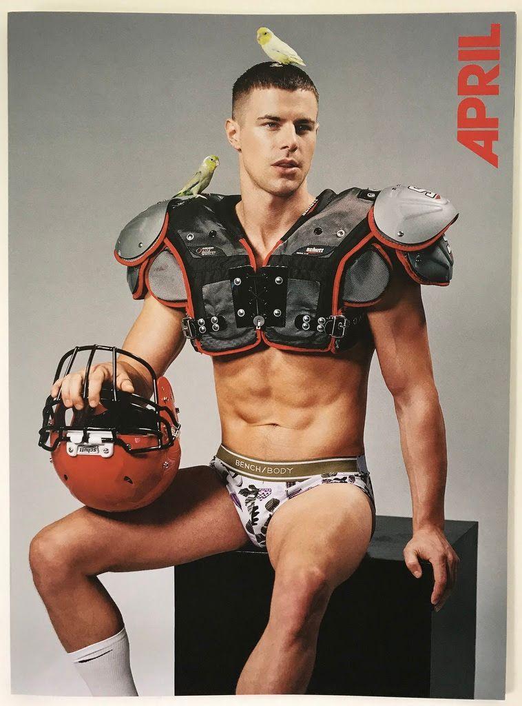 Atletyczni, półnadzy sportowcy pozują ze zwierzętami. Kalendarz VMAN jest superHOT