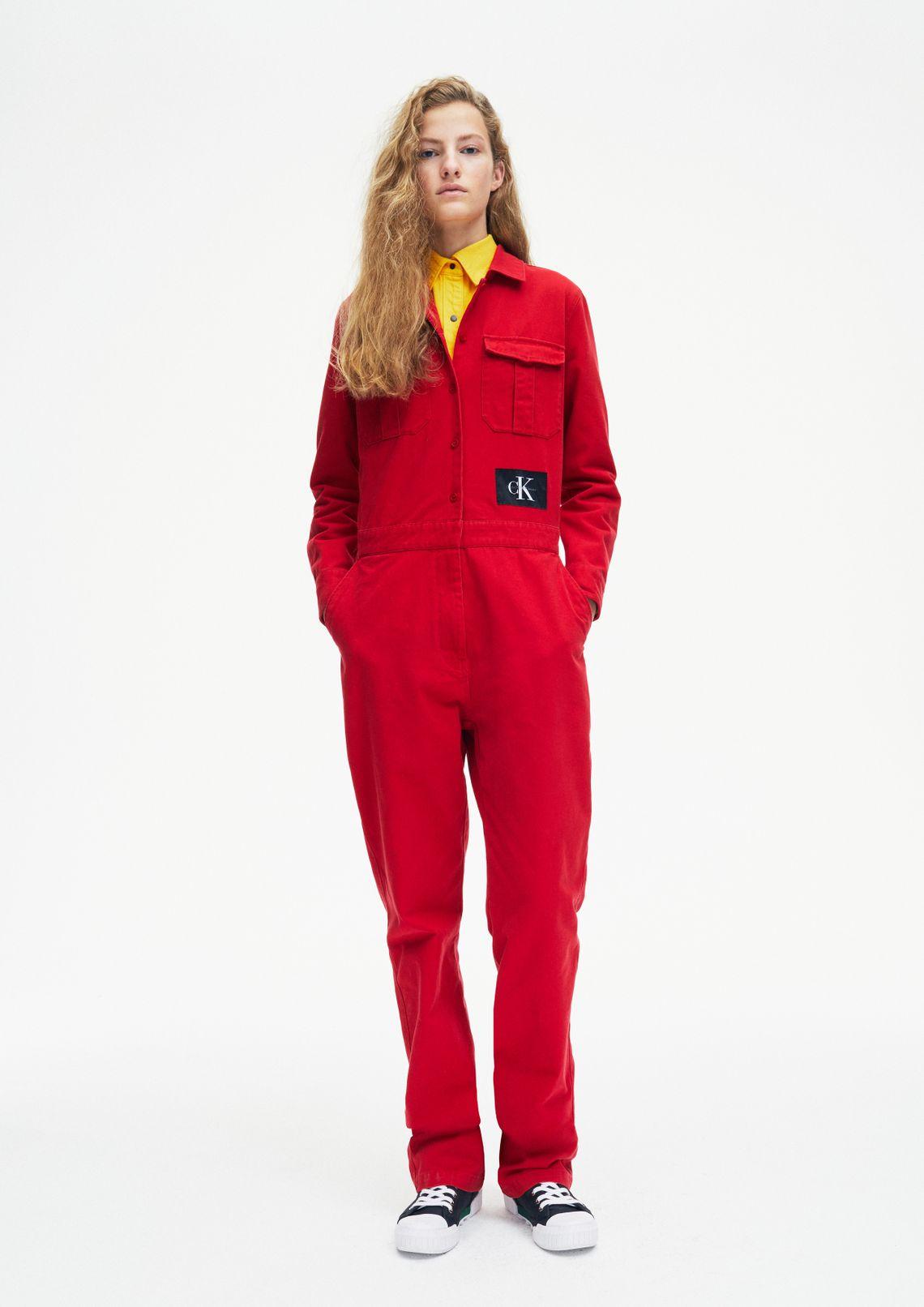 Siermiężne fartuchy, odzież robocza, stylowe retro i kultowy jeans. Calvin Klein Jeans pokazało nowy look book