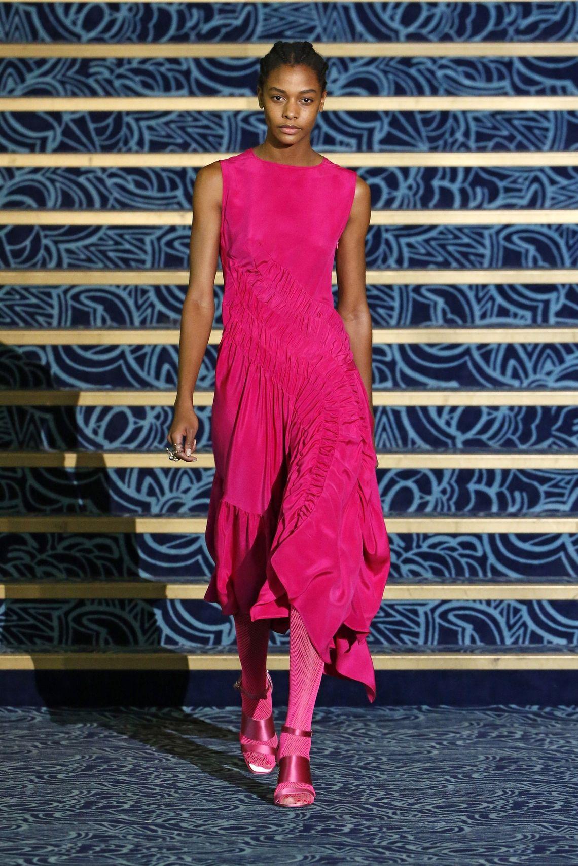 Paryska moda powstaje pod wpływem brudnej, biednej i różnorodnej ulicy. Powstaje też w klubach nocnych