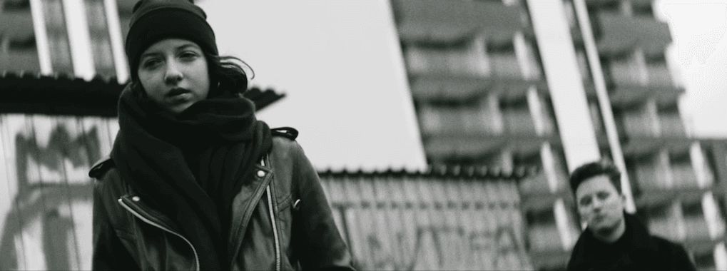 Fisz Emade Tworzywo w oldskulowym stylu. W klipie wystąpiły gwiazdy alternatywy