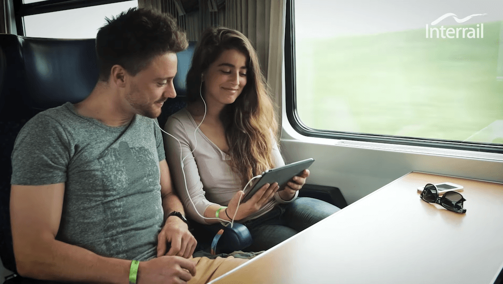 UE ma prezent dla młodych osób. Dostaną darmowe bilety kolejowe na podróże po całej Europie