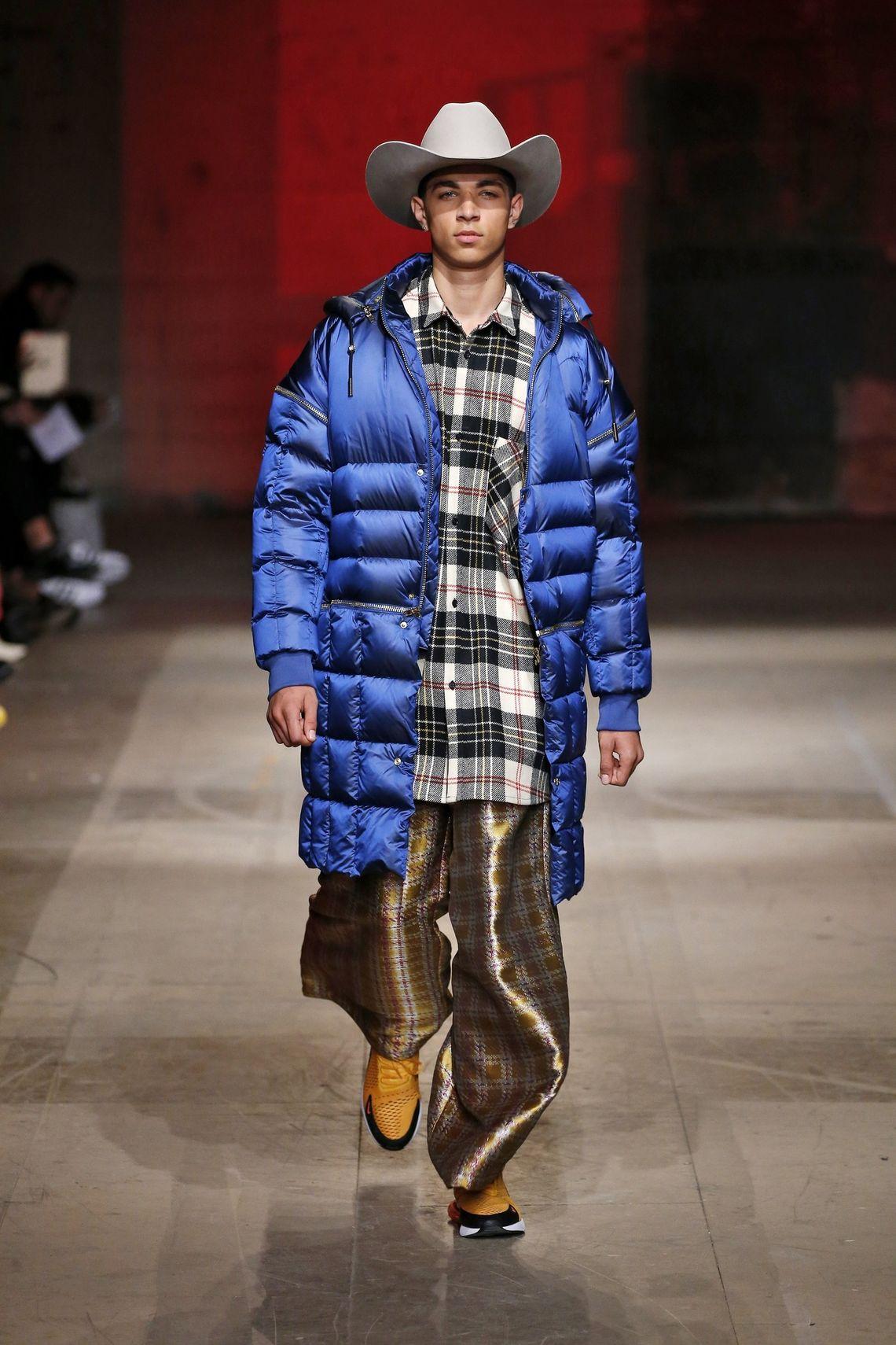 Kowboj w dresach, spódnicy, firance... Astrid Andersen eksperymentuje z męskimi typami i stylem Buffalo z lat 80.