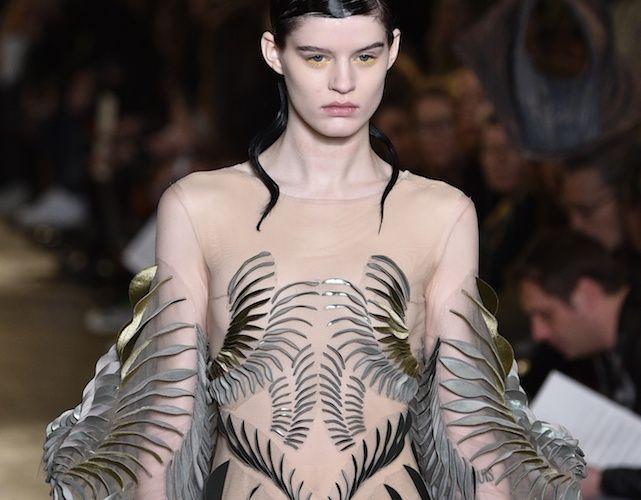 Iris Van Herpen – jej stroje lewitują, odrywają się od ciał, przypominają szkielety nieistniejących stworzeń