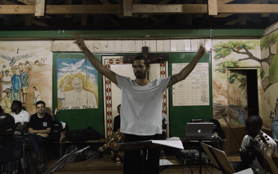 Radzimir Dębski (JIMEK) poleciał do Kenii i wykonał z dziecięcą orkiestrą słynną „Historię Hip-Hopu”