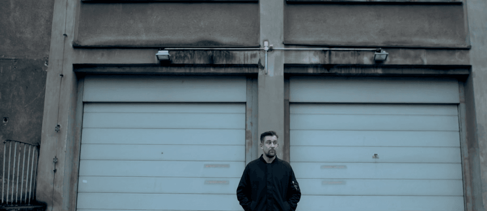 "Spójrzmy prawdzie w oczy - jesteśmy ludźmi z bloków". Sokół, Muniek i Vienio w serialu o polskich blokowiskach