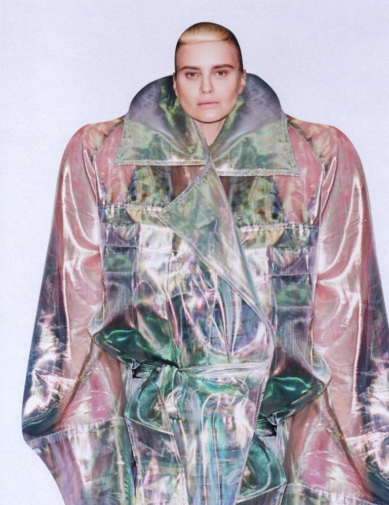 Polska ikona mody w futurystycznym projekcie MMC. Wiosenna kolekcja marki w sesja zdjęciowej na pograniczu sztuki