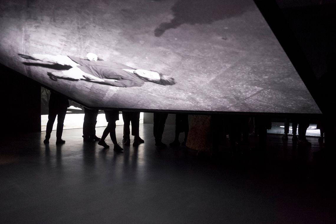 Wielkie upadanie w U-jazdowskim. Grzegorz Stefański uchwycił moment bezwładu ludzkiego ciała