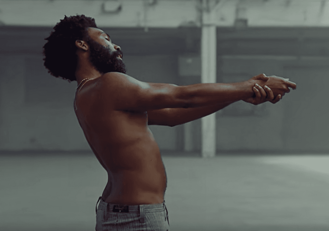 Childish Gambino powrócił. Strzela do ludzi i pokazuje prawdziwe oblicze USA. "This Is America" to godny następca "Redbone"?