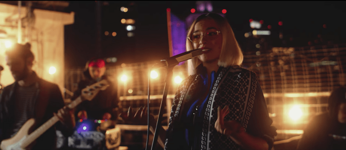 Natalia Nykiel coveruje na żywo polski hip-hopowy klasyk w widowiskowej scenerii