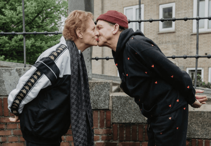 Artystka odtworzyła pierwszą randkę swoich dziadków we współczesnych realiach. Efekt jest przeuroczy