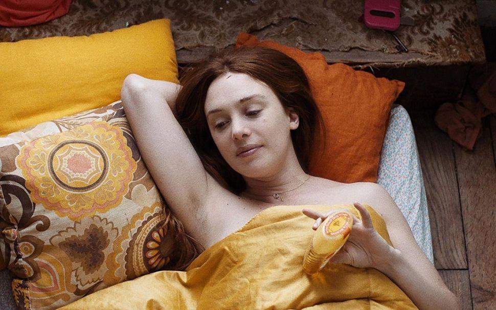 "Paryż i dziewczyna" to intrygujący portret dojrzewania 30-latki. Zwyczajne życie nie musi oznaczać przeciętności [recenzja]