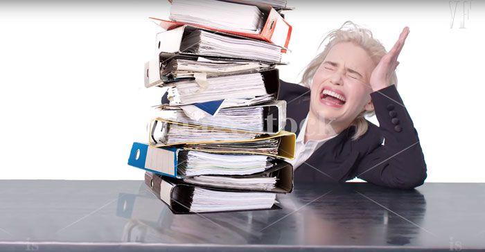 Emilia Clarke podbija internet jako bohaterka głupawych zdjęć rodem ze stocka