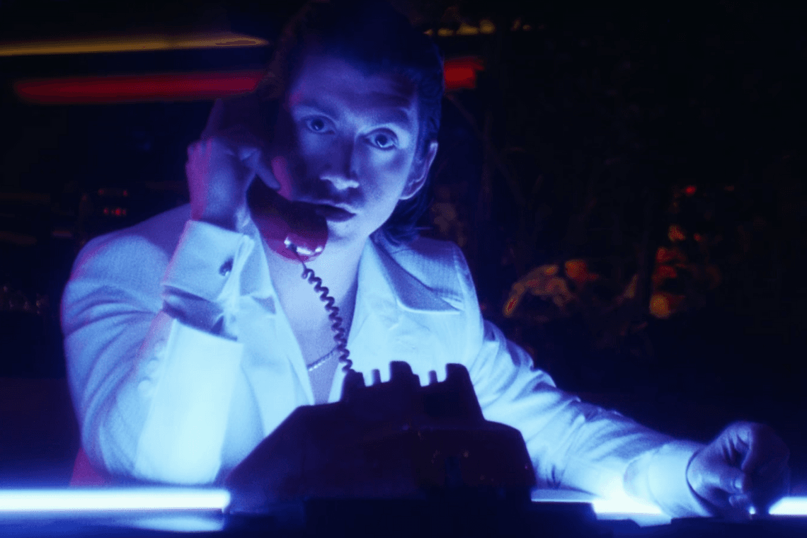 Alex Turner skąpany w neonach i klimacie lat 70-tych. Zobaczcie nowe świetne wideo od Arctic Monkeys