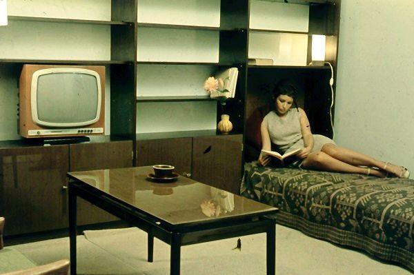 Fenomen meblościanki, tapczanu i pawlacza na wystawie poświęconej życiu w małej przestrzeni