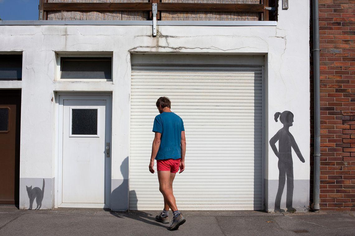 Polski fotograf mieszkający w Walii zobaczył na murze "Go home, Polish". Poszedł więc pieszo do Polski