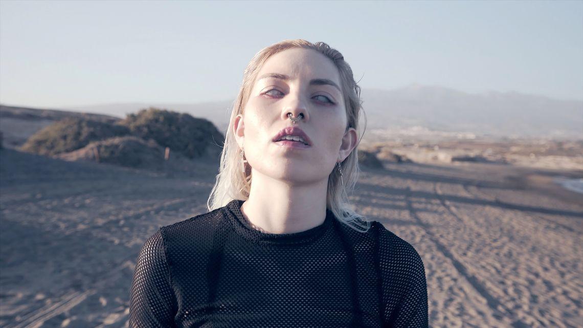 Pochodząca z Polski Joulie Fox właśnie wypuściła swój muzyczny debiut. Artystka na stałe mieszka w Londynie