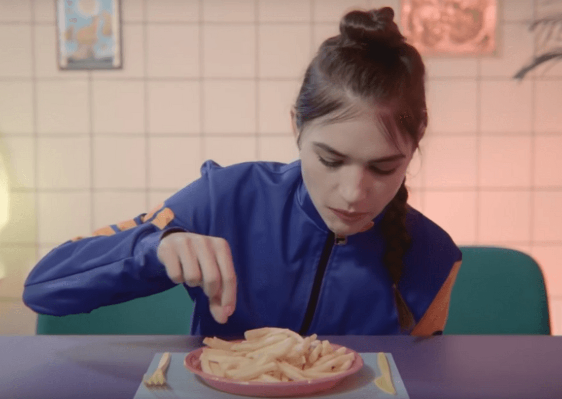 Klip jak feed z Instagrama. Rasmentalism w satyryczny sposób podchodzą do tematu social mediów