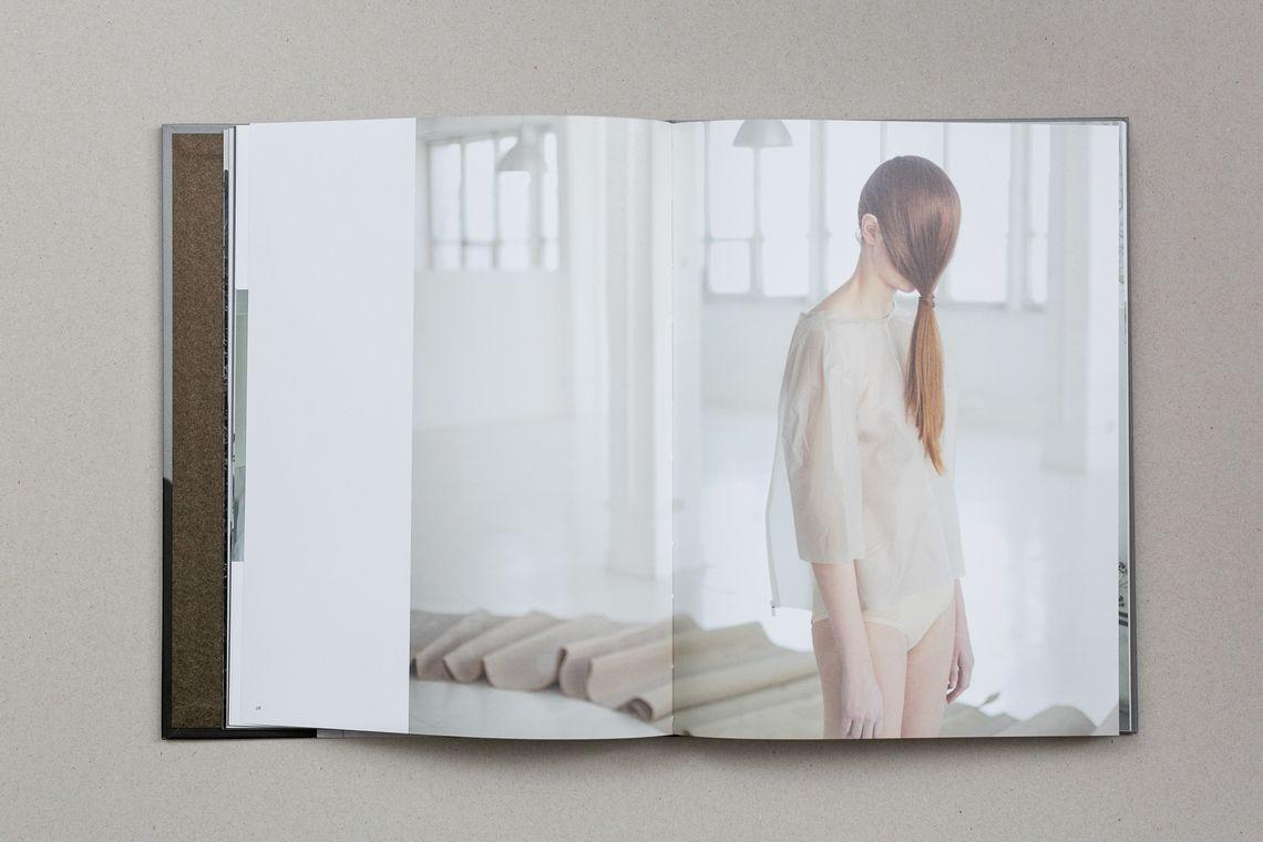 Na zdjęciach Wiktora Franko zmysłowość zderza się z niepokojem. Fotograf wydał album prac z 10 lat twórczości