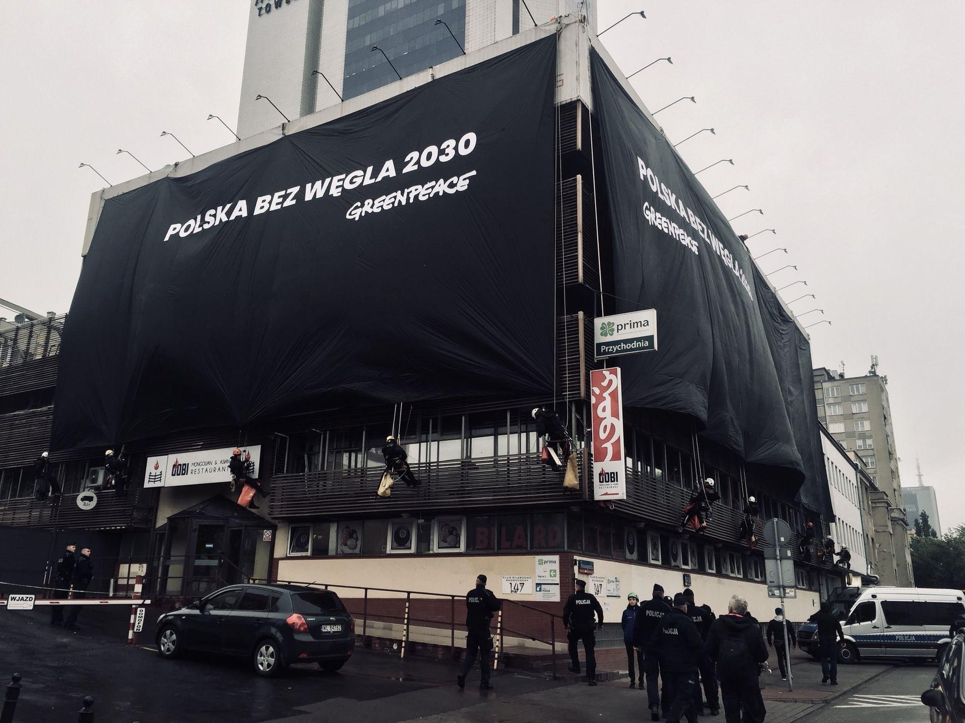 Greenpeace powiesił wielkie transparenty na siedzibach PiS i PO w proteście przeciwko ignorowaniu kryzysu klimatycznego