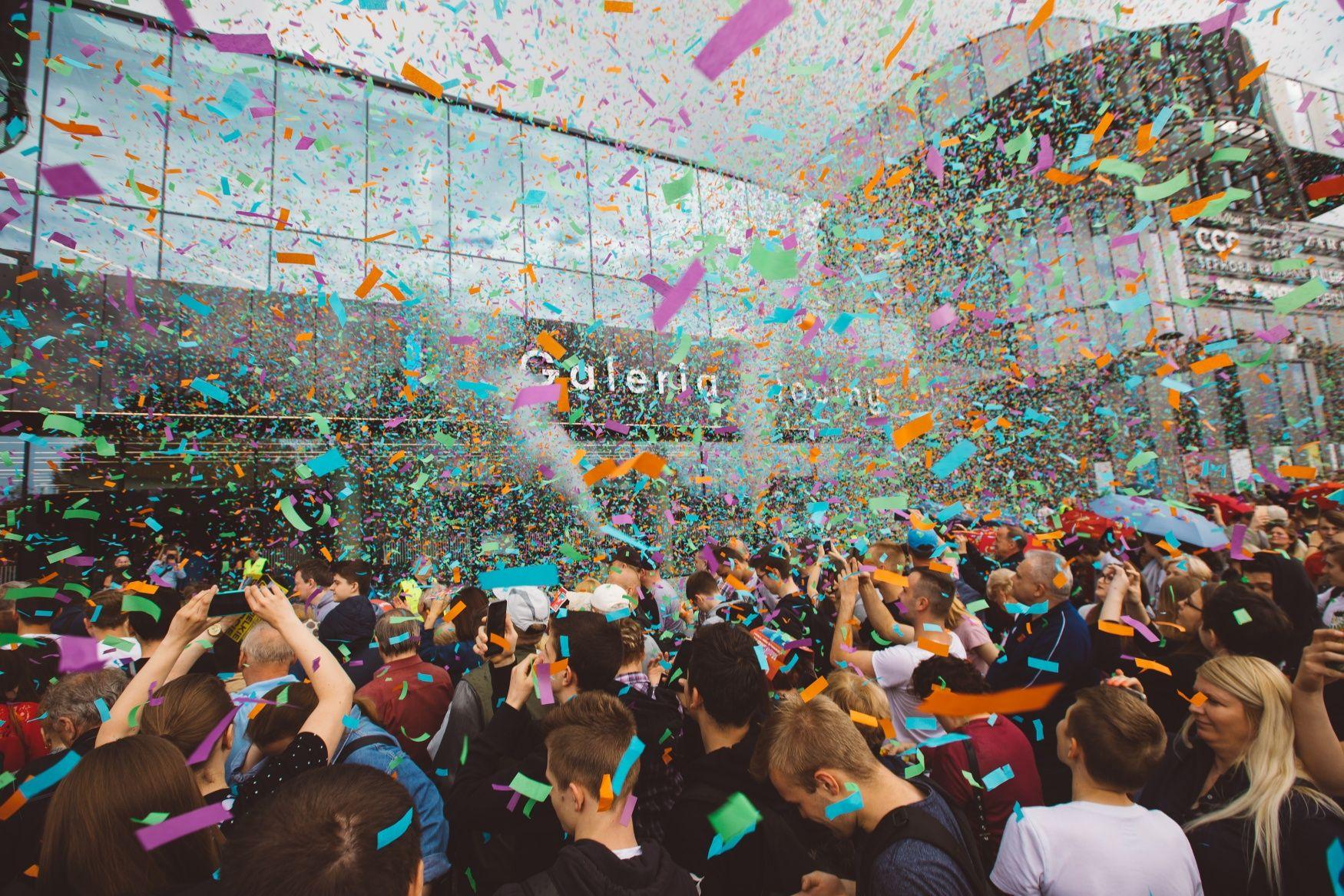 Huczne otwarcie Galerii Młociny. Tysiące odwiedzających przywitały Gabi Drzewiecka, Joanna Krupa i Joanna Horodyńska