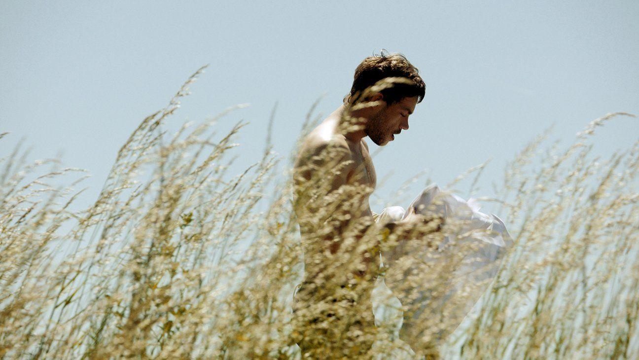 Ból egzystencji i bunt przeciw konsumpcjonizmowi w nagrodzonym w Cannes filmie "Sauvage" [recenzja]