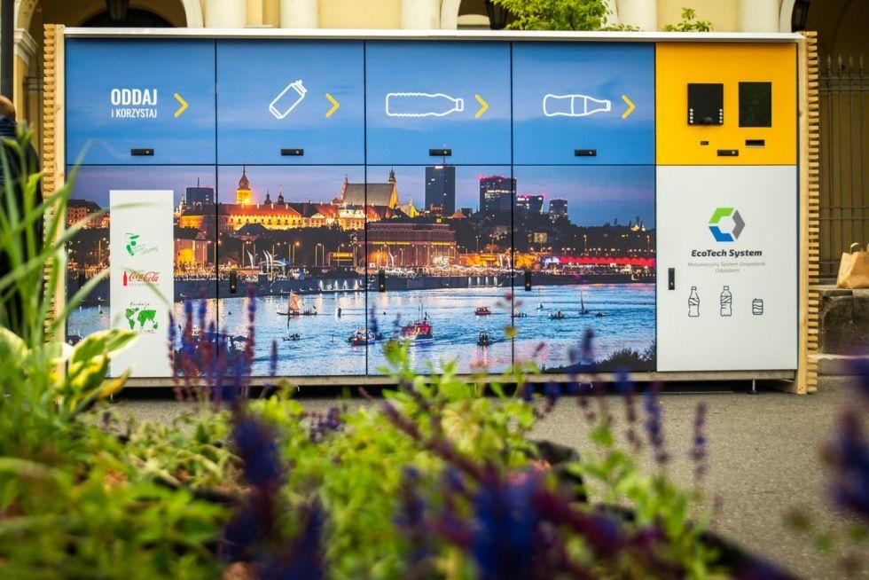 W Warszawie stanęły pierwsze recyklomaty. Za butelki i puszki dostaniemy zniżki na bilety do kina, teatru i kawę