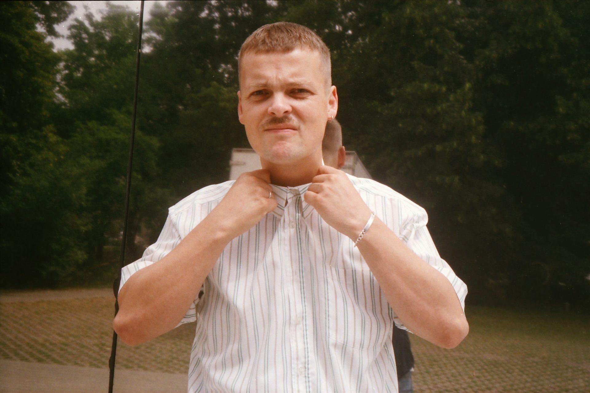 Nie lubi dzielić się władzą, tryb edukacji nie jest dla niego. Król niebawem wystąpi w Warszawie