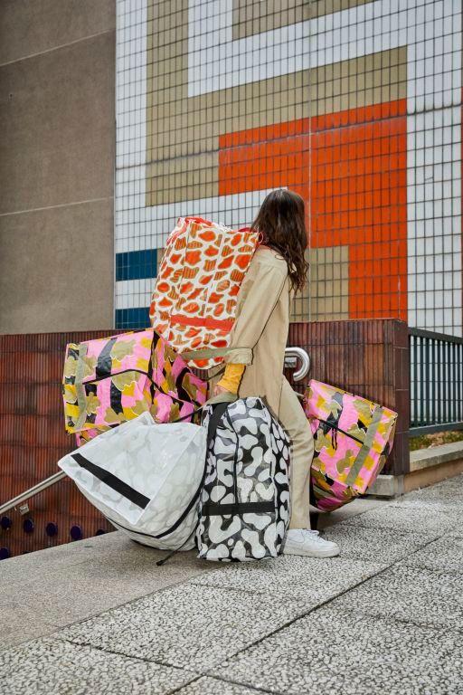 IKEA stworzyła ładne akcesoria dla tych, którzy często się przeprowadzają. Kampania wygląda jak sesja modowa