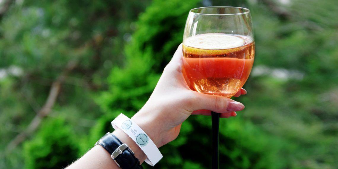 Ona ochroni Cię w klubie. Bransoletka Xantus pozwala na wykrycie pigułki gwałtu