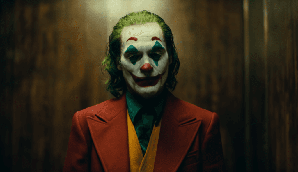 Znakomity Joaquin Phoenix jako Joker w mało odkrywczym filmie o przemocy, który z Gotham ma niewiele wspólnego