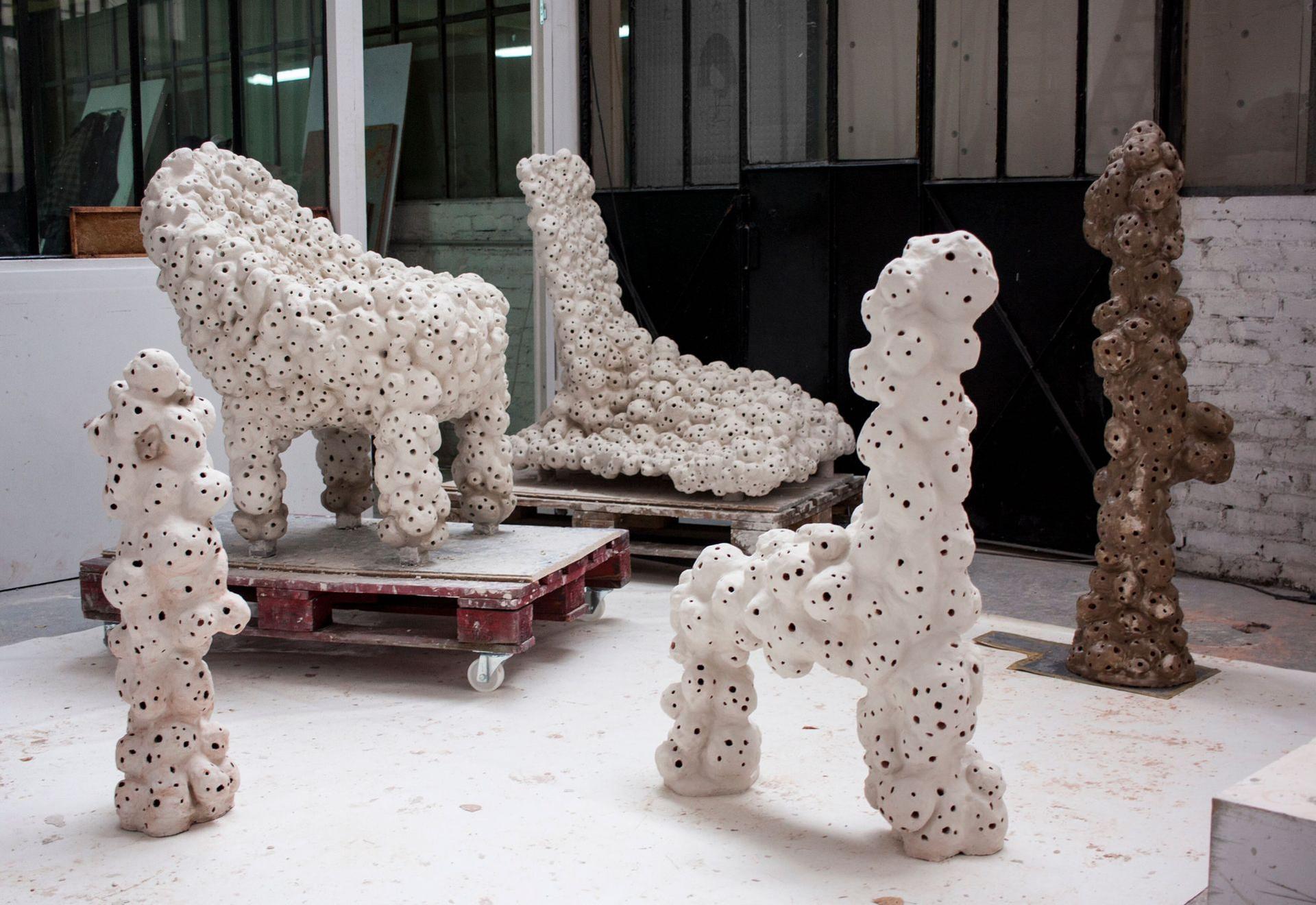 Powstała seria abstrakcyjnych rzeźb-krzeseł, które będą hotelami dla miejskich owadów