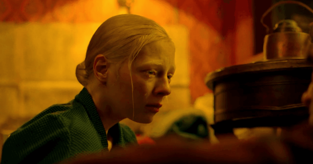 Ponury obraz złamanego pokolenia rosyjskich kobiet w przejmującym dramacie "Wysoka dziewczyna" [recenzja]